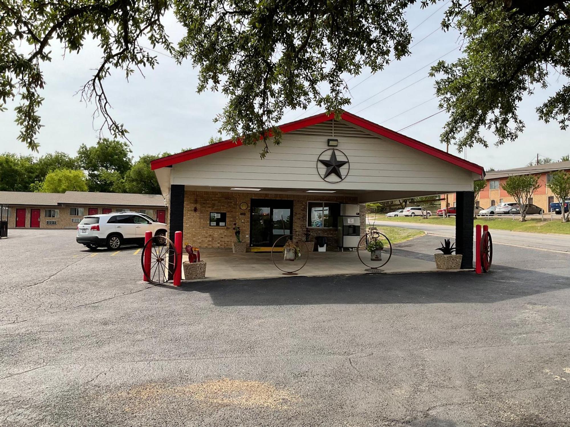 Glen Rose Inn & Suites Exterior photo